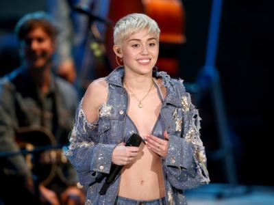 Masih Sakit, Miley Cyrus Dibuatkan Video Khusus oleh MTV!